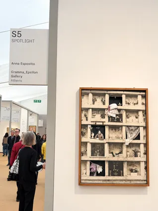 Corridoio di galleria con opera fotografica 2