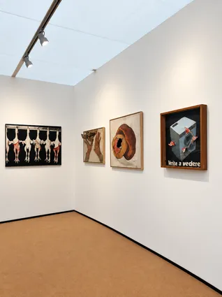 Galleria d’arte moderna con opere surreali
