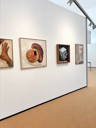 Galleria d’arte moderna illuminata dai faretti